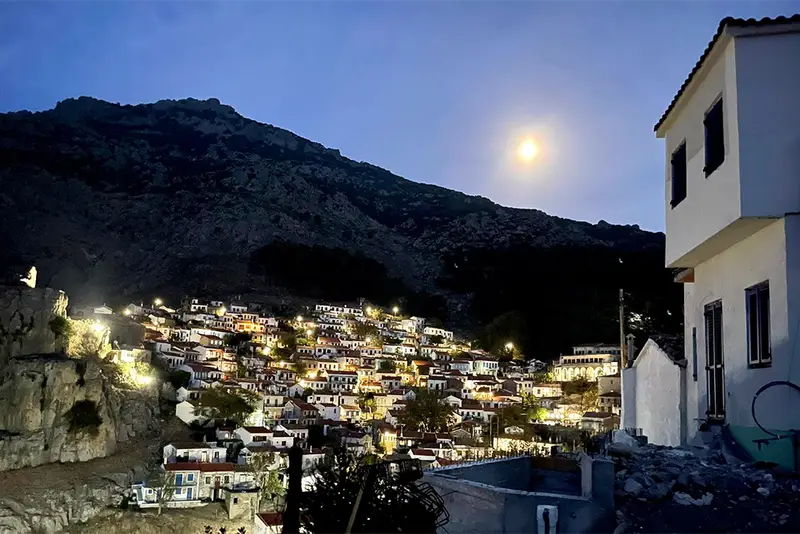 La Menuiserie en Bois Stratifié LUCA en Grèce et sur des îles telles que Paros et Samothraki