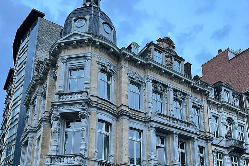 Menuiserie en Bois Stratifié: Bâtiment Résidentiel, Liège, Belgique