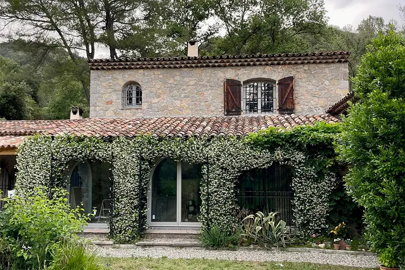 Menuiserie en Bois Stratifié: Bâtiment Résidentiel, Nice, France