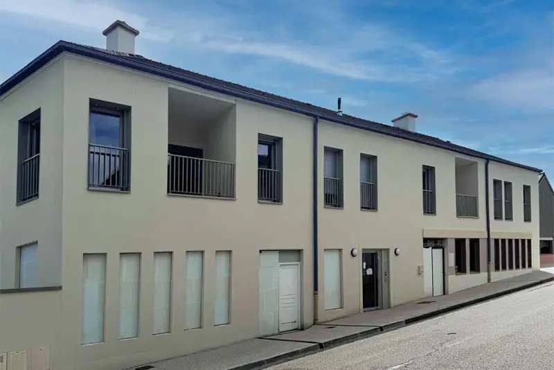 Menuiserie en Bois Stratifié: Ensemble résidentiel, Morainvilliers, France
