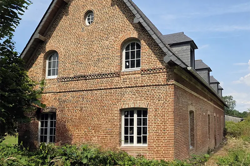 Menuiserie en Bois Stratifié: Projet résidentiel en Normandie, France