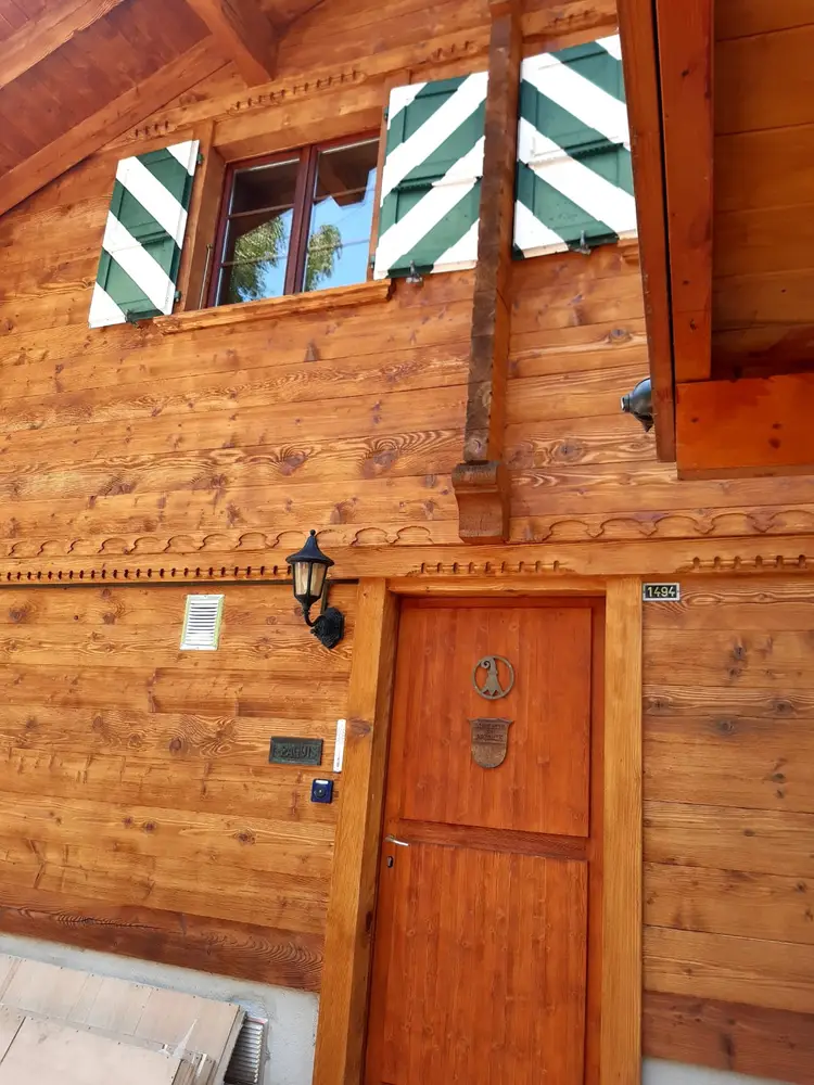 Menuiserie en Bois Stratifié: Chalet Résidentiel, Leysin, Suisse