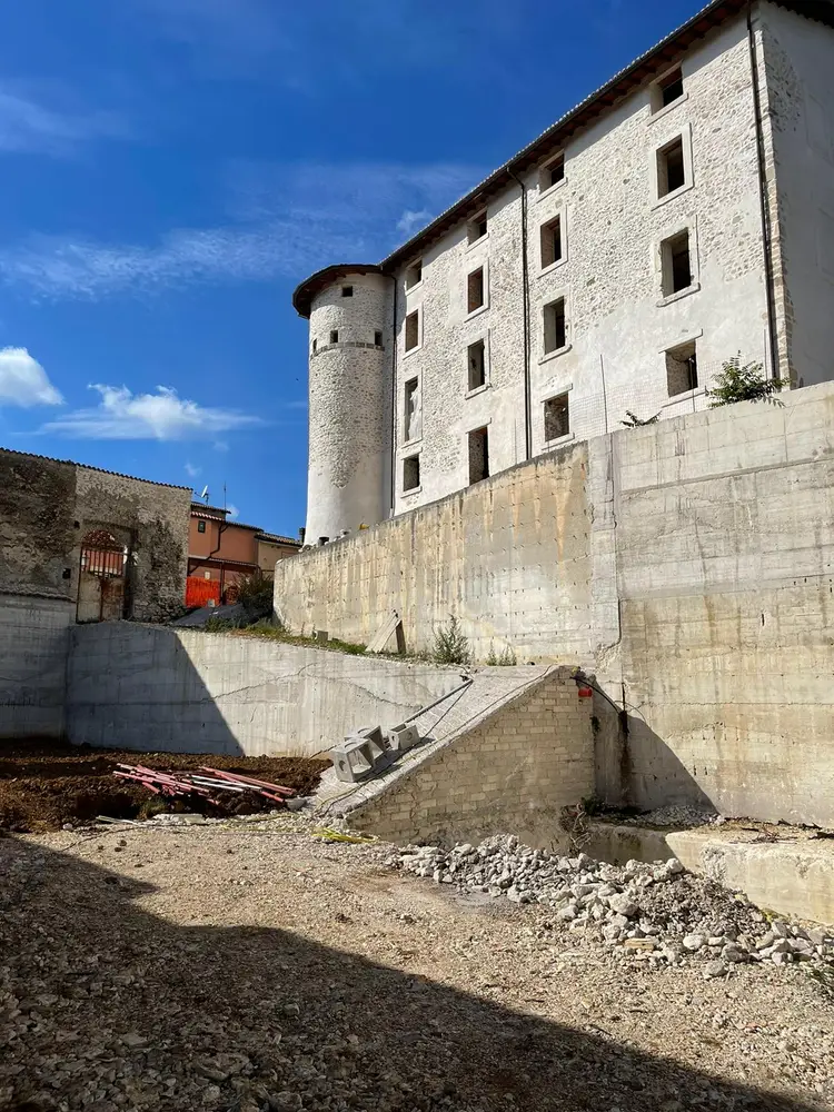 Menuiserie en Bois Stratifié: Château, Riofreddo, Italie