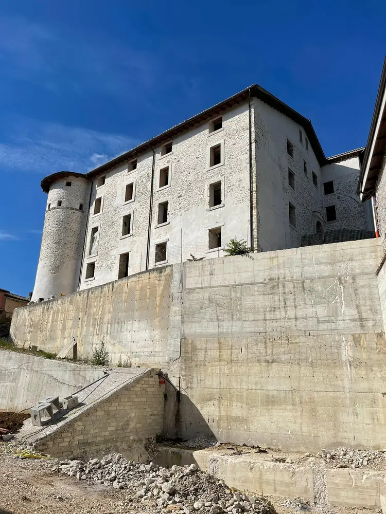 Menuiserie en Bois Stratifié: Château, Riofreddo, Italie