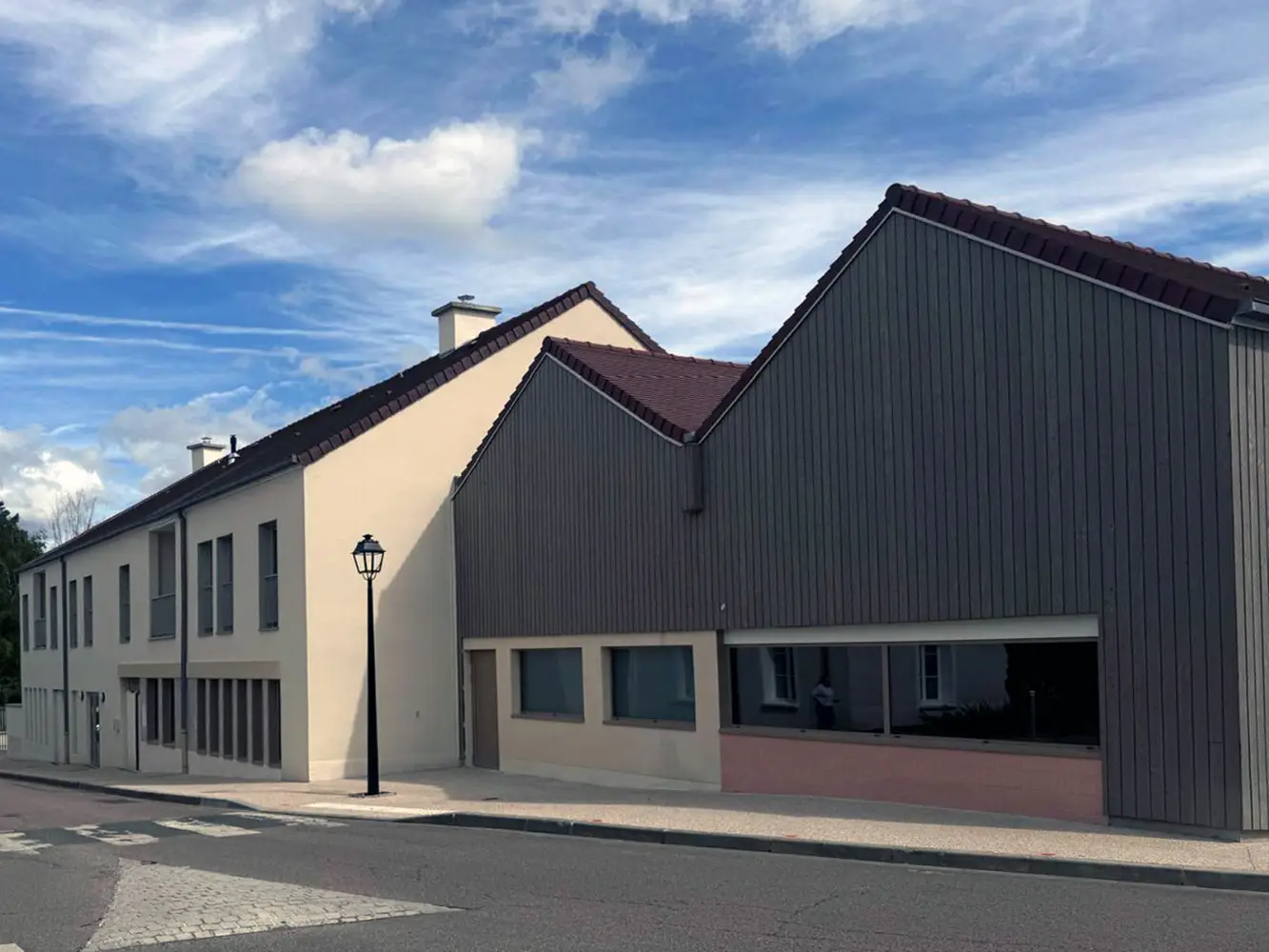 Menuiserie en Bois Stratifié: Ensemble résidentiel, Morainvilliers, France