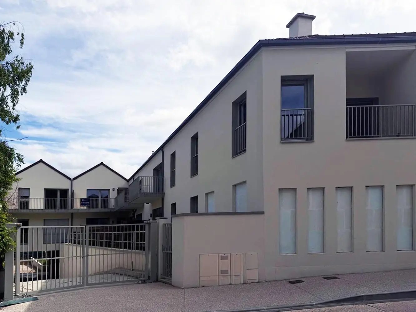 Menuiserie en Bois Stratifié: Ensemble résidentiel, Morainvilliers, France