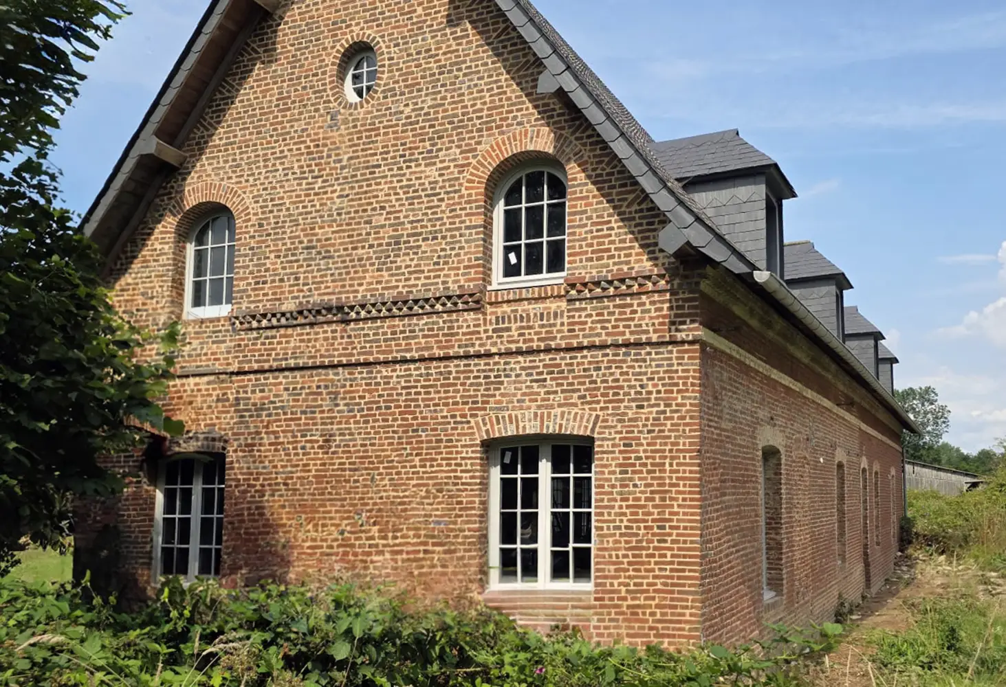 Menuiserie en Bois Stratifié: Projet résidentiel en Normandie, France