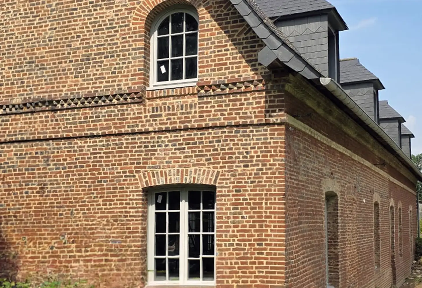Menuiserie en Bois Stratifié: Projet résidentiel en Normandie, France