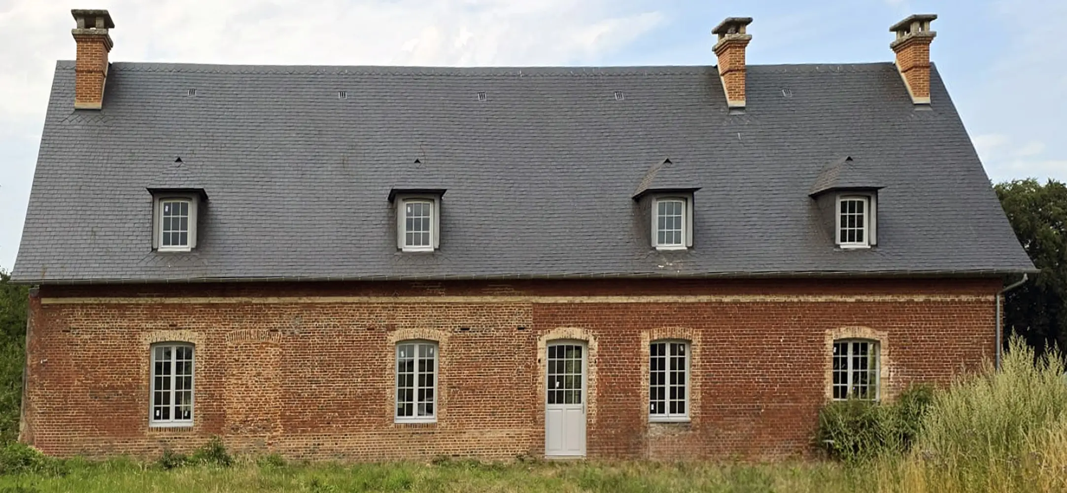 Menuiserie en Bois Stratifié: Projet résidentiel en Normandie, France