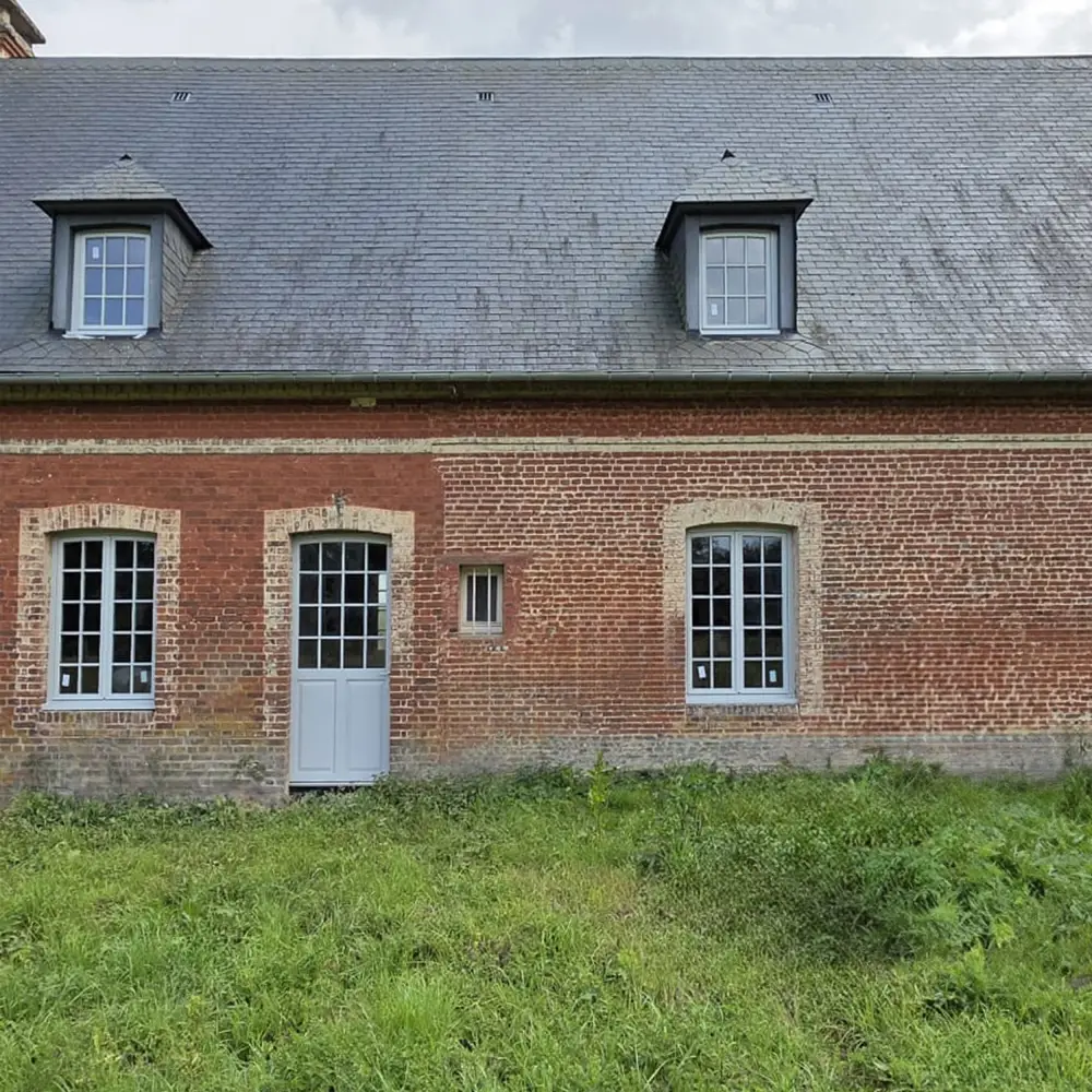 Menuiserie en Bois Stratifié: Projet résidentiel en Normandie, France