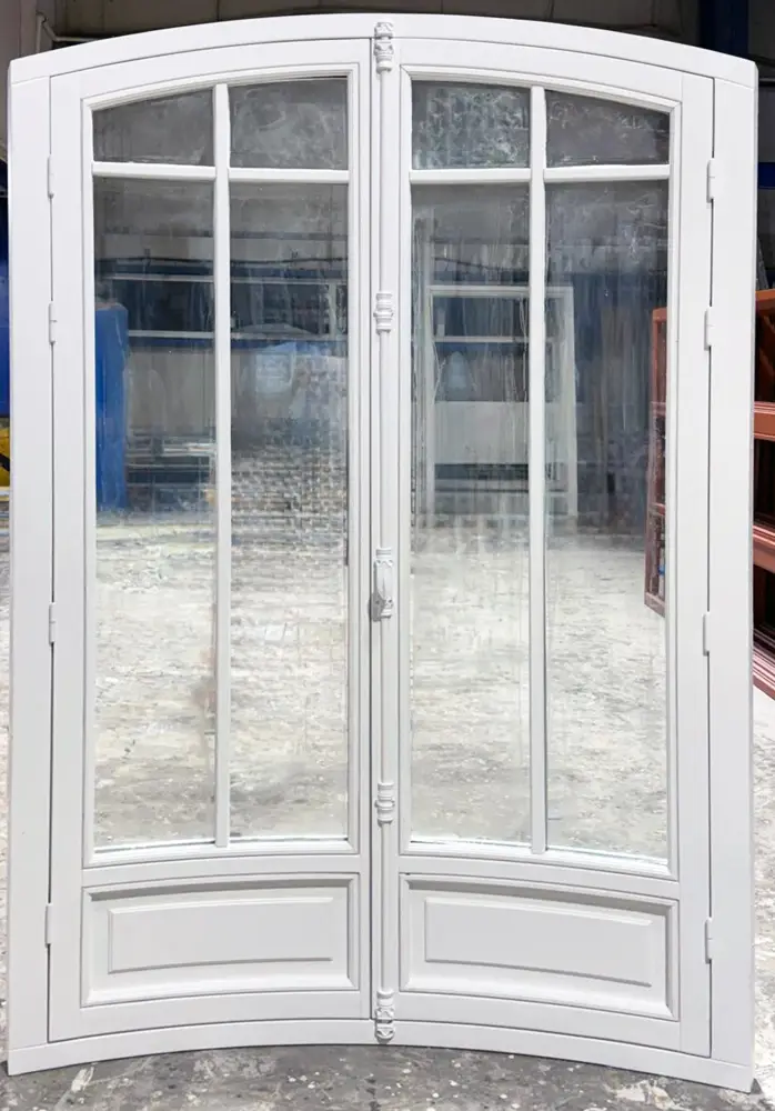 Porte-fenêtre cintrée de style Haussmannien