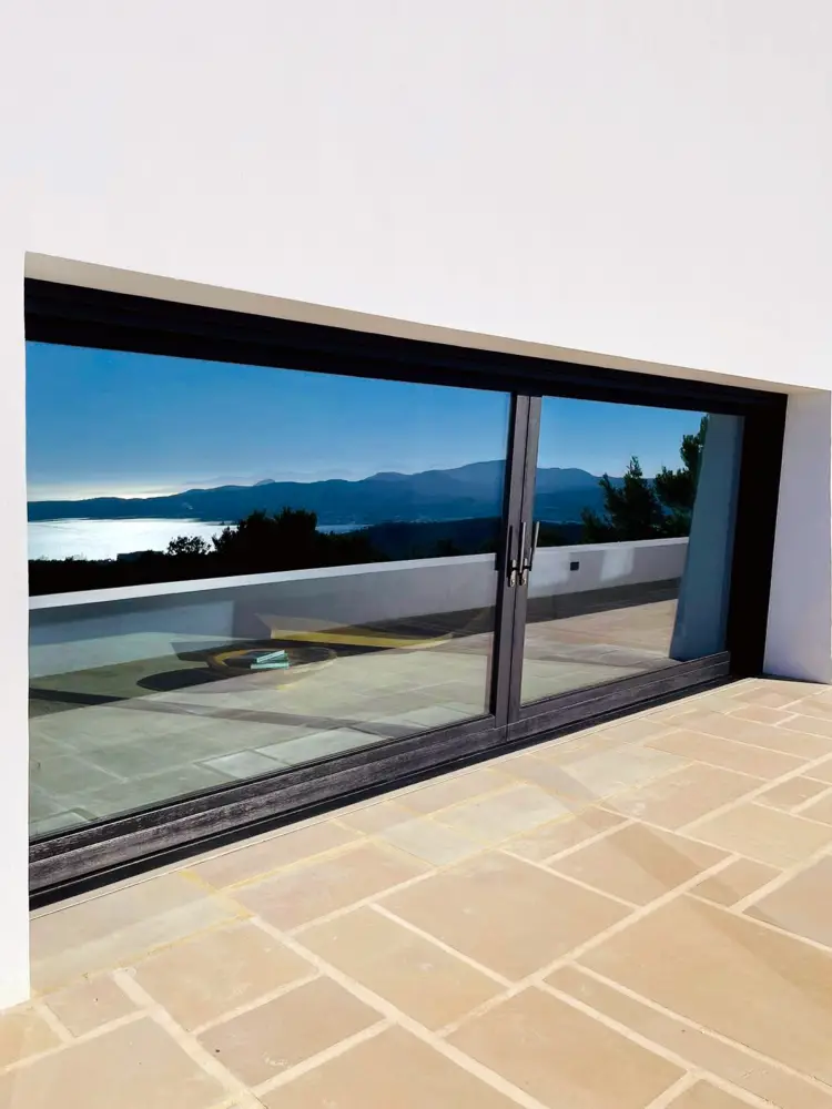Portes Coulissantes en Bois Stratifié LUCA Bâtiment Résidentiel, Ibiza, Espagne