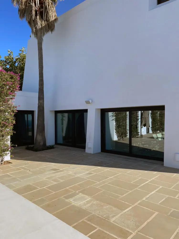 Portes Coulissantes en Bois Stratifié LUCA Bâtiment Résidentiel, Ibiza, Espagne