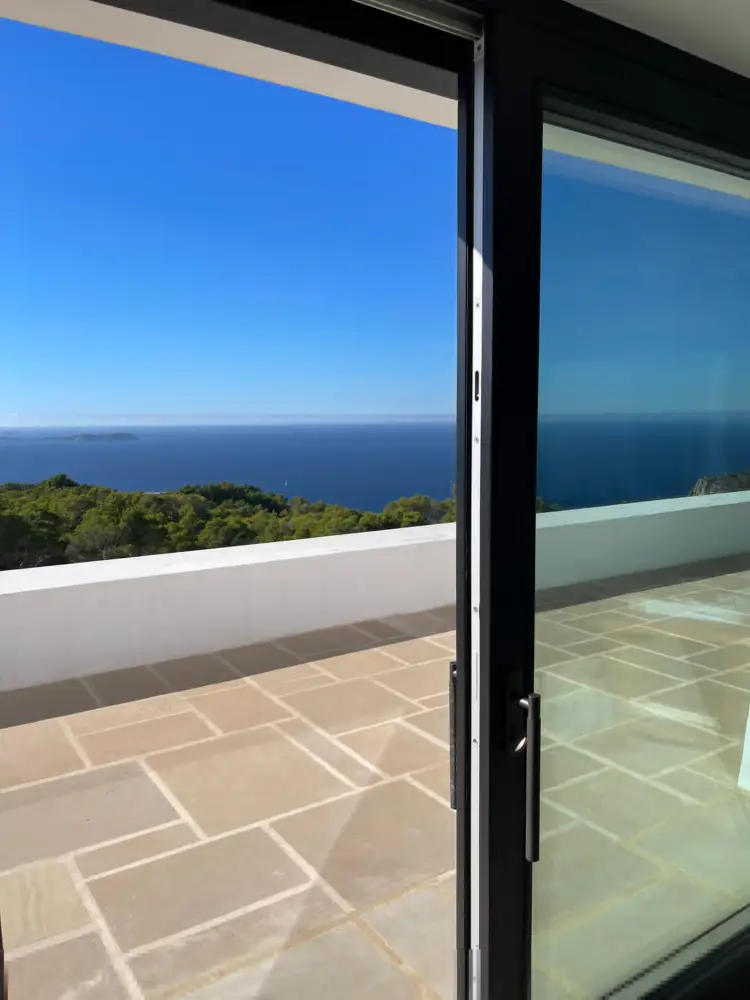 Portes Coulissantes en Bois Stratifié LUCA Bâtiment Résidentiel, Ibiza, Espagne