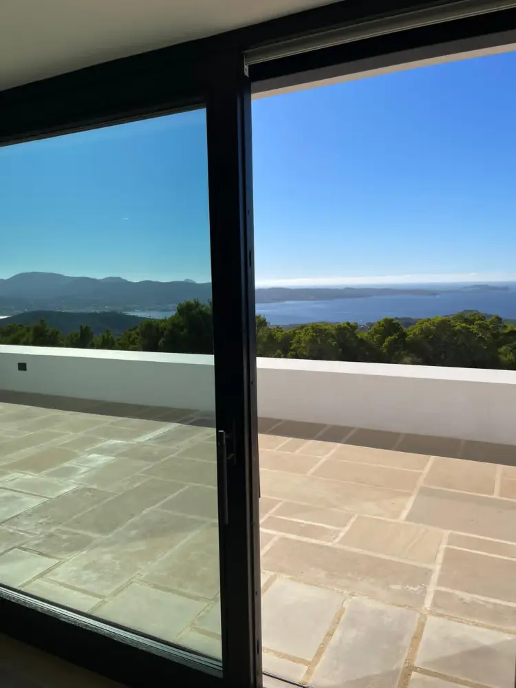 Portes Coulissantes en Bois Stratifié LUCA Bâtiment Résidentiel, Ibiza, Espagne