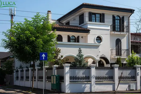 Menuiserie en Bois Stratifié: Bâtiment privé, Giurgiului, Bucarest