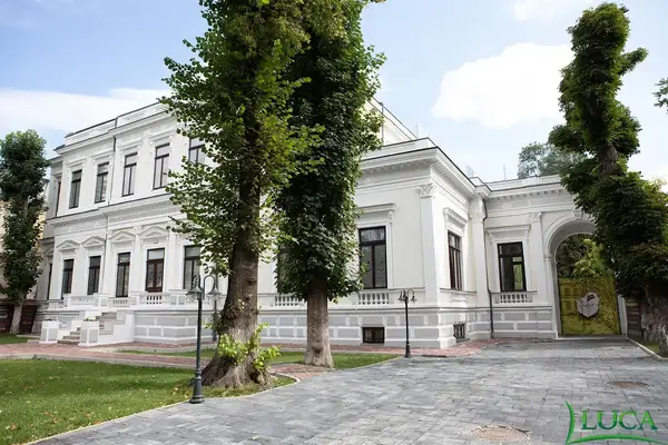 Menuiserie en Bois Stratifié: Lycée International Ioanid, Bucarest