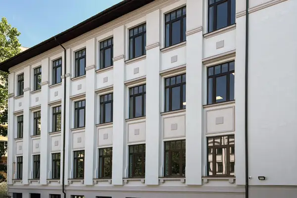 Menuiserie en Bois Stratifié: Collège Mihai Eminescu, Bucarest, Roumanie