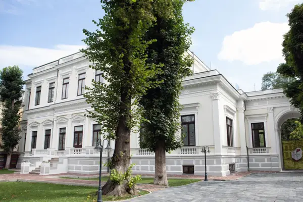 Menuiserie en Bois Stratifié: Lycée International Ioanid, Bucarest, Roumanie