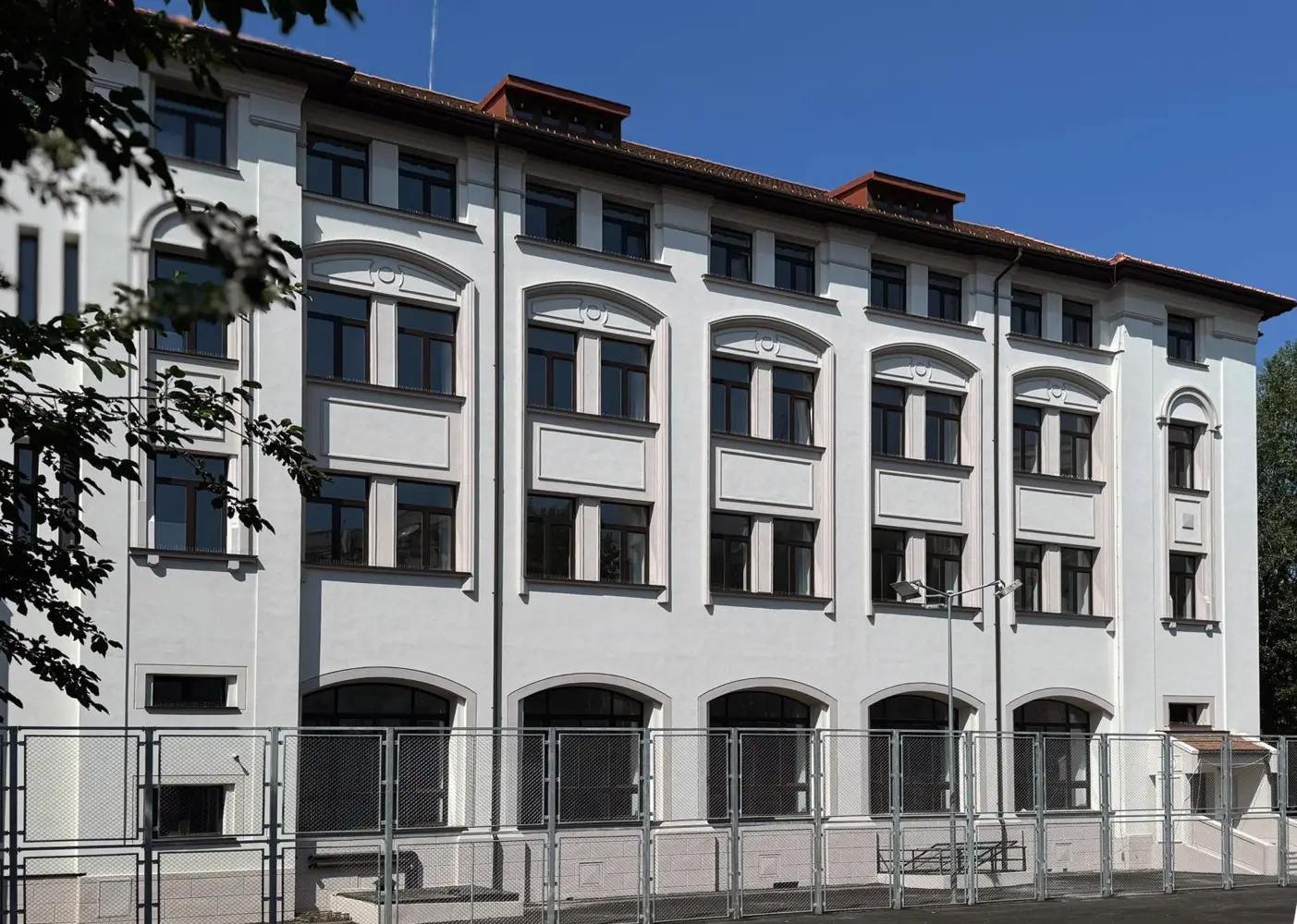 Menuiserie en Bois Stratifié: Collège Mihai Eminescu, Bucarest, Roumanie