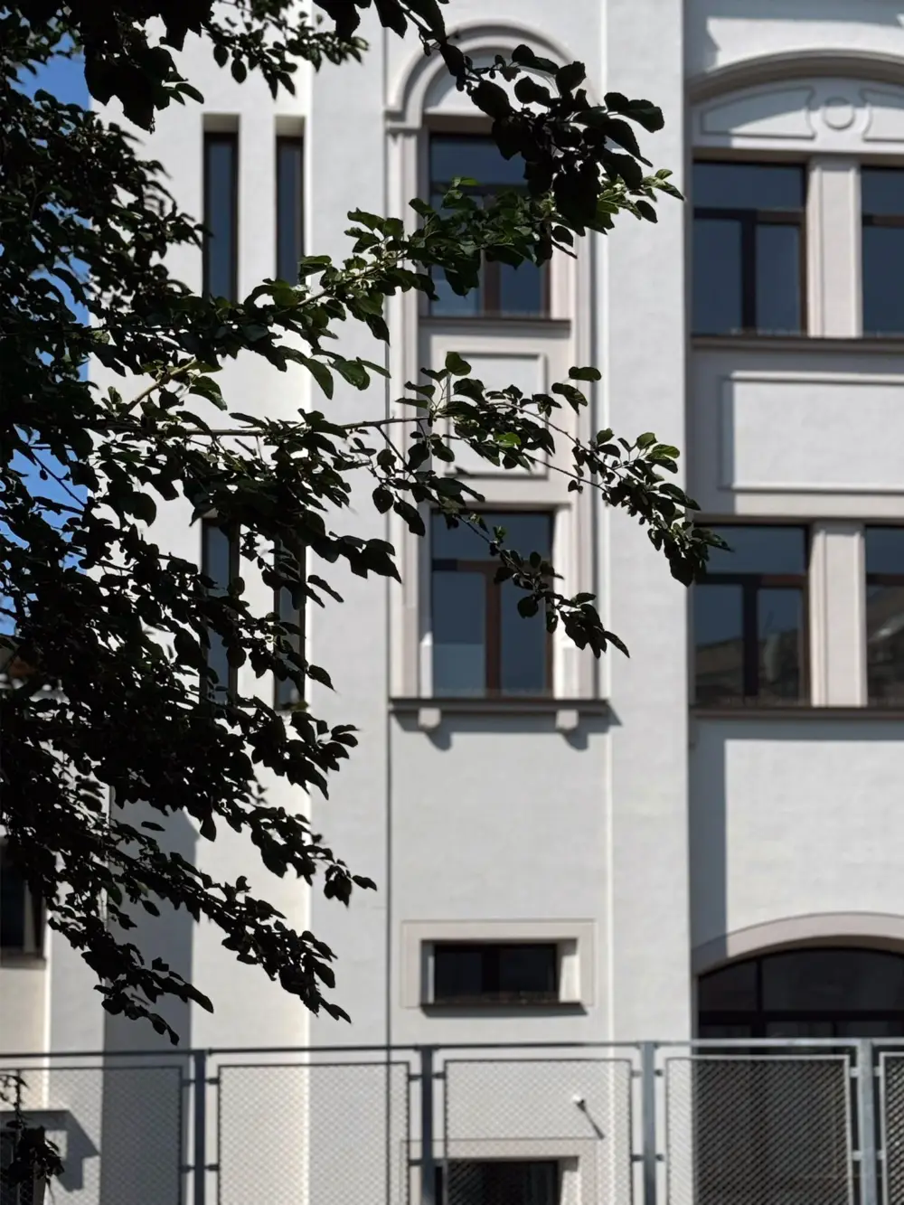 Menuiserie en Bois Stratifié: Collège Mihai Eminescu, Bucarest, Roumanie