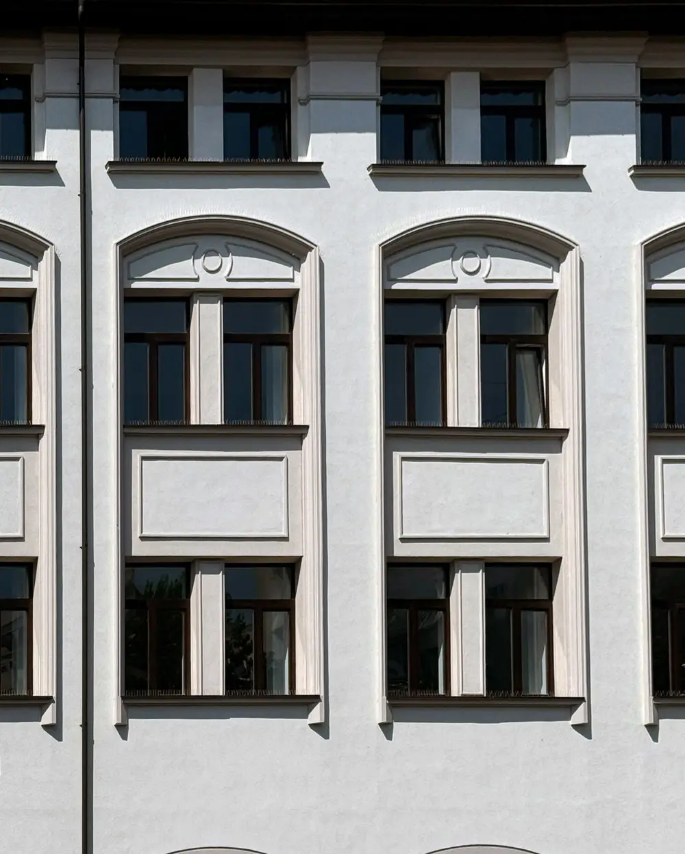Menuiserie en Bois Stratifié: Collège Mihai Eminescu, Bucarest, Roumanie