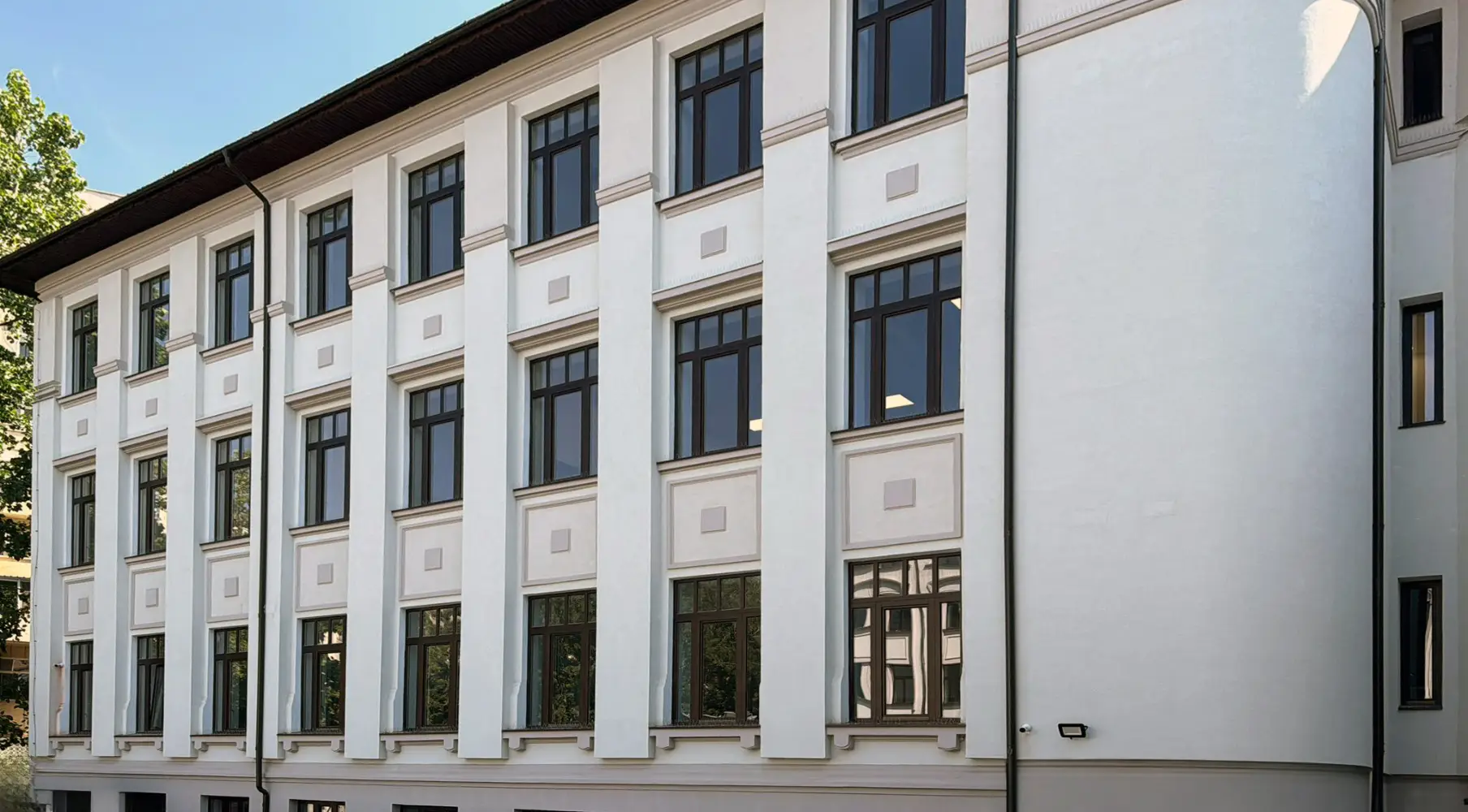 Menuiserie en Bois Stratifié: Collège Mihai Eminescu, Bucarest, Roumanie
