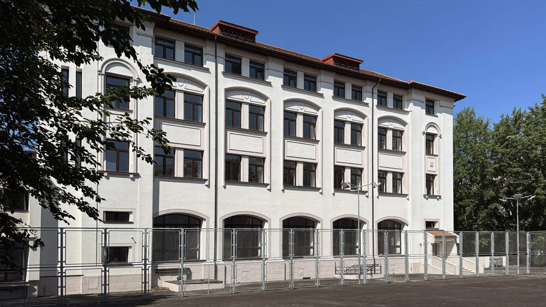 Menuiserie en Bois Stratifié: Collège Mihai Eminescu, Bucarest, Roumanie
