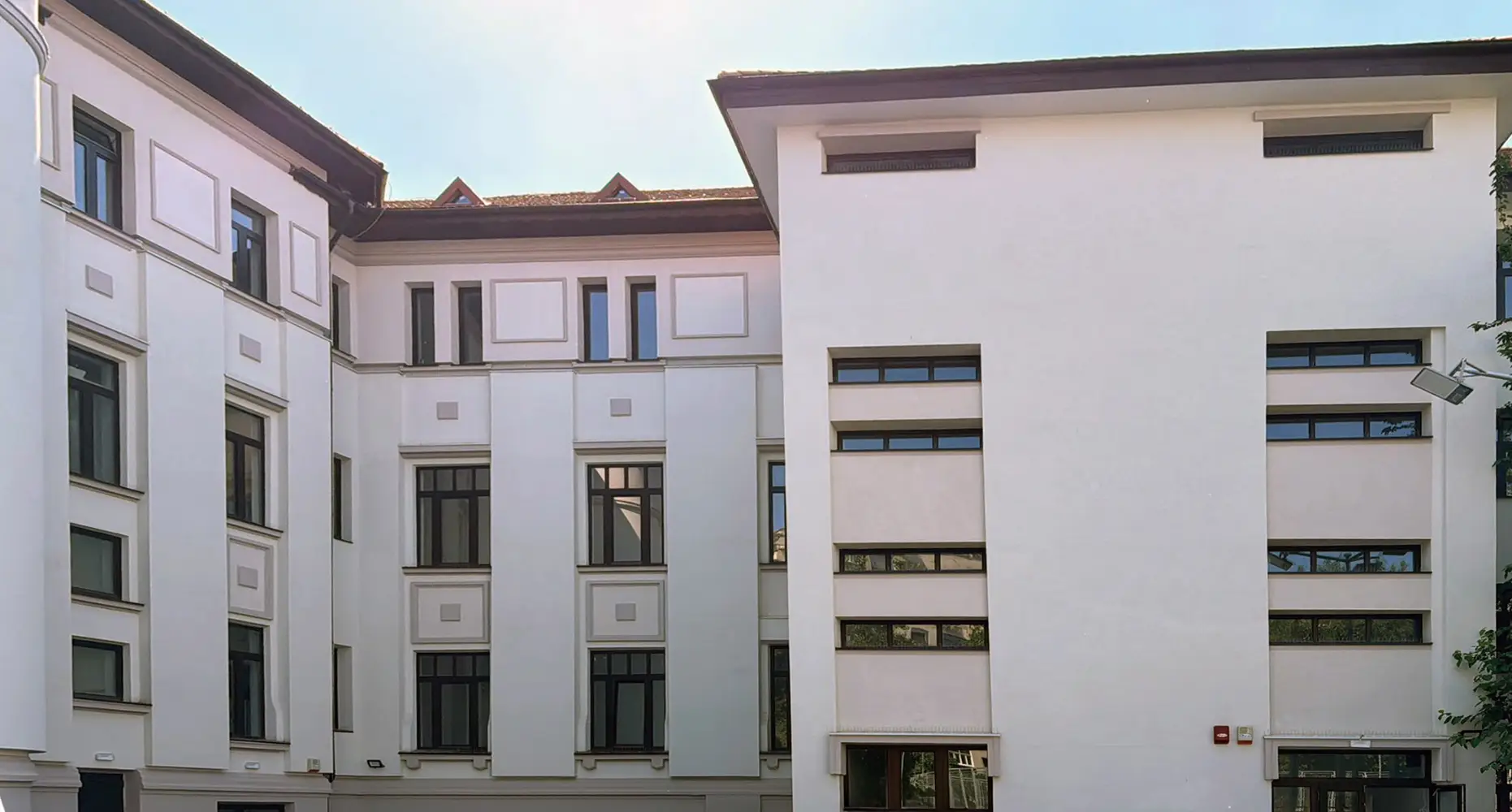 Menuiserie en Bois Stratifié: Collège Mihai Eminescu, Bucarest, Roumanie