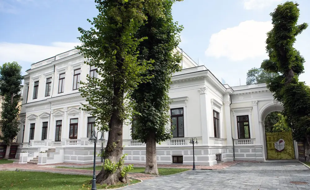 Menuiserie en Bois Stratifié: Lycée International Ioanid, Bucarest, Roumanie