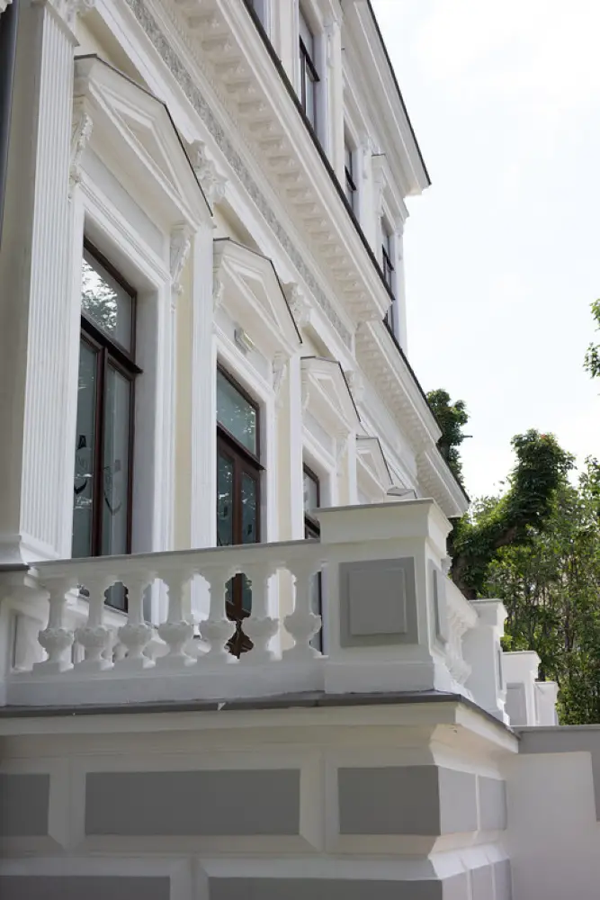 Menuiserie en Bois Stratifié: Lycée International Ioanid, Bucarest, Roumanie