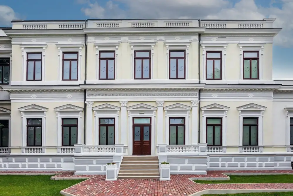 Menuiserie en Bois Stratifié: Lycée International Ioanid, Bucarest, Roumanie