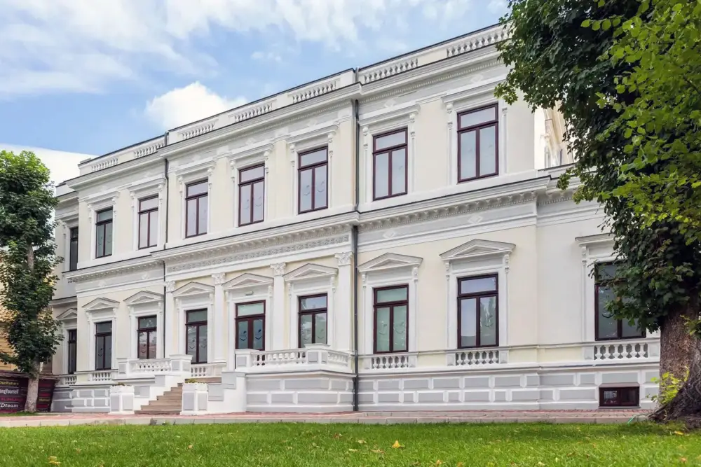 Menuiserie en Bois Stratifié: Lycée International Ioanid, Bucarest, Roumanie