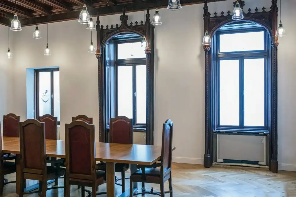 Menuiserie en Bois Stratifié: Lycée International Ioanid, Bucarest, Roumanie