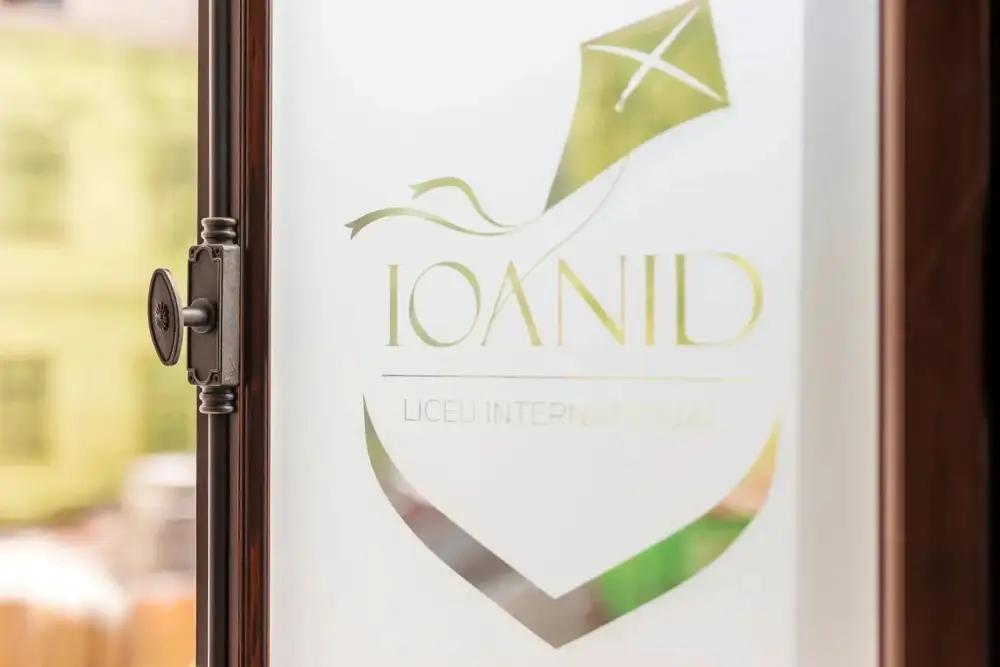 Menuiserie en Bois Stratifié: Lycée International Ioanid, Bucarest, Roumanie