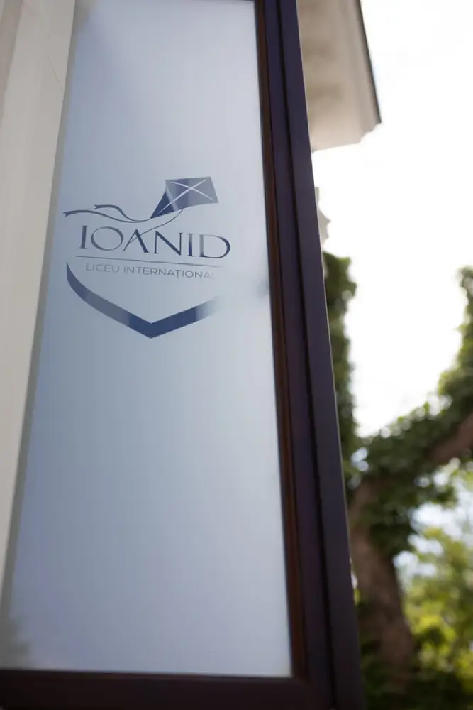 Menuiserie en Bois Stratifié: Lycée International Ioanid, Bucarest, Roumanie