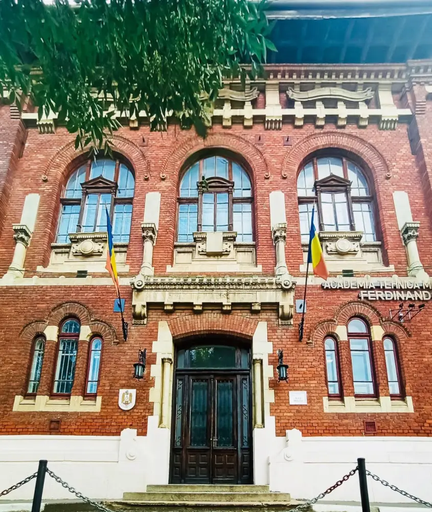 Menuiserie en Bois Stratifié: Académie Technique Militaire, Bucarest, Roumanie