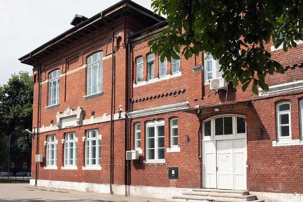 Menuiserie en Bois Stratifié: Académie Technique Militaire, Bucarest, Roumanie