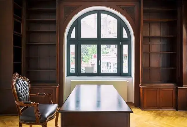 Menuiserie en Bois Stratifié, Lahovari, la fenêtre