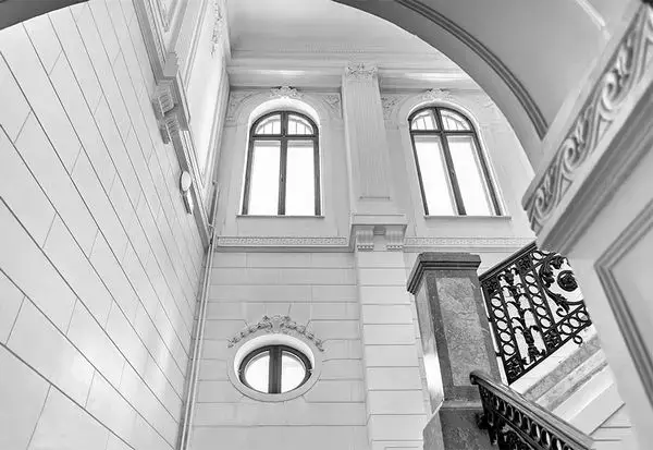 Menuiserie en Bois Stratifié, le Théâtre Odeon, des fenêtres