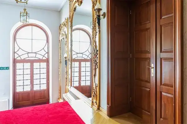 Des Portes Intérieures & Extérieures en Bois Stratifié